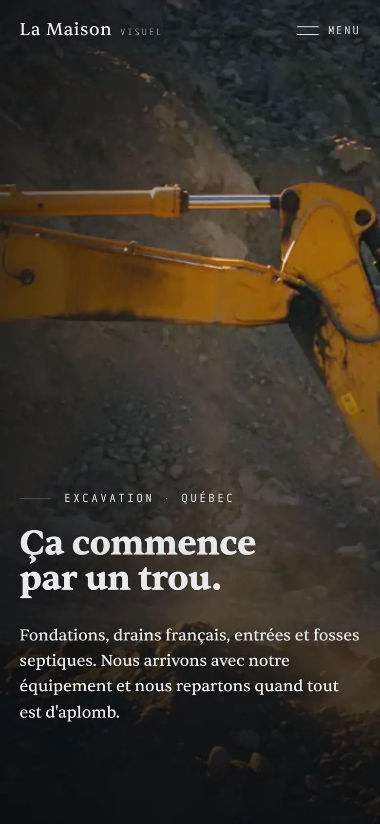 Le site d'un entrepreneur en excavation sur téléphone : une pelle mécanique jaune et le titre « Ça commence par un trou. »